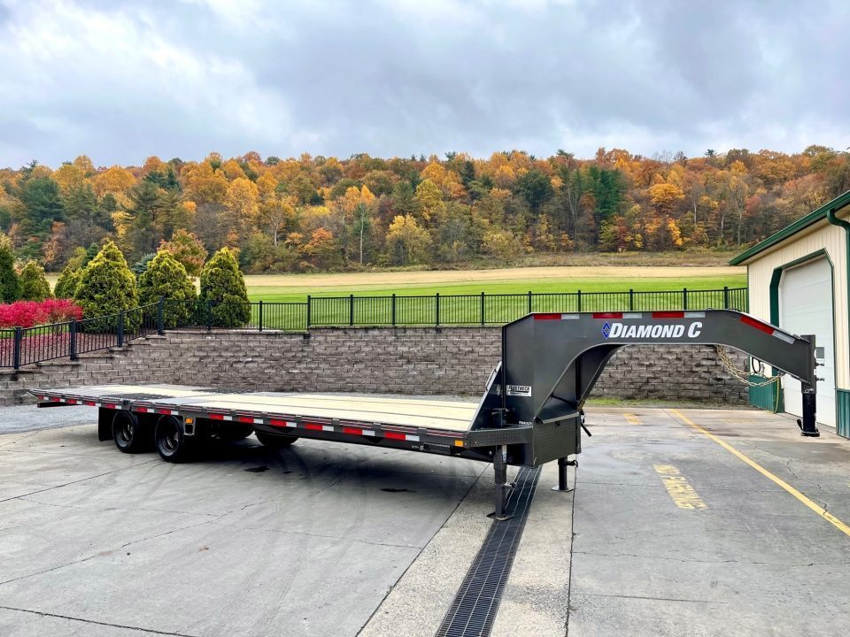 New Diamond C 32' FMAX210 Gooseneck w/Hydraulic Dovetail