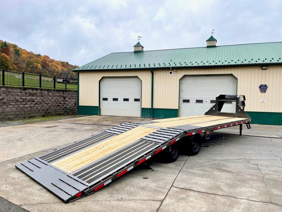 New Diamond C 32' FMAX210 Gooseneck w/Hydraulic Dovetail