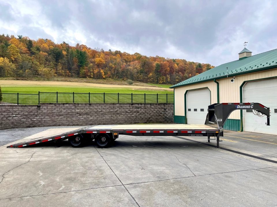 New Diamond C 32' FMAX210 Gooseneck w/Hydraulic Dovetail
