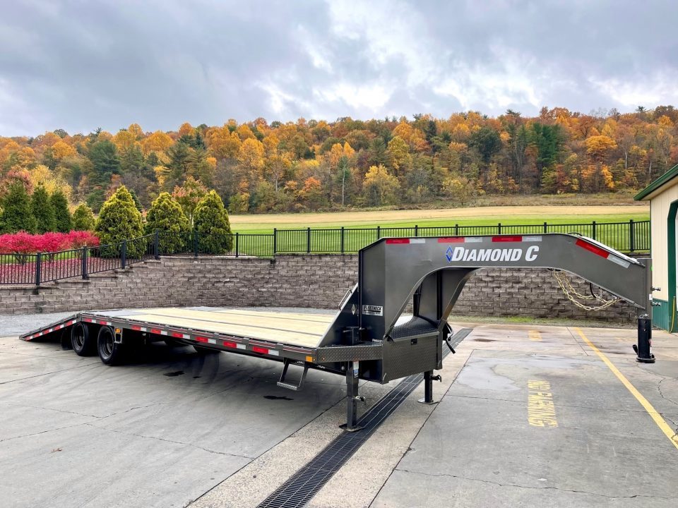 New Diamond C 32' FMAX210 Gooseneck w/Hydraulic Dovetail