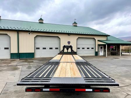 New Diamond C 32' FMAX210 Gooseneck w/Hydraulic Dovetail