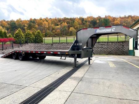 New Diamond C 32' FMAX210 Gooseneck w/Hydraulic Dovetail