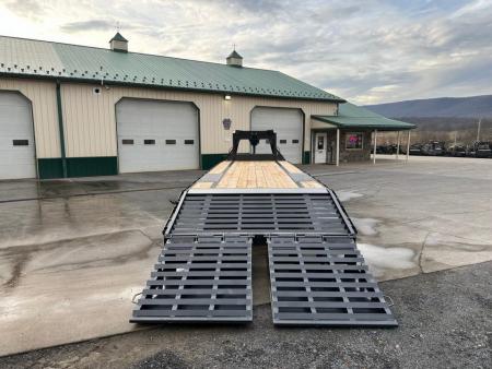 New Diamond C 30' FMAX207 Gooseneck w/Max Ramps
