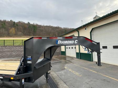 New Diamond C 30' FMAX207 Gooseneck w/Max Ramps