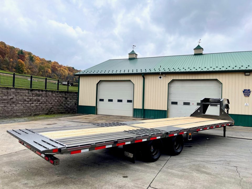 New Diamond C 32' FMAX210 Gooseneck w/Hydraulic Dovetail