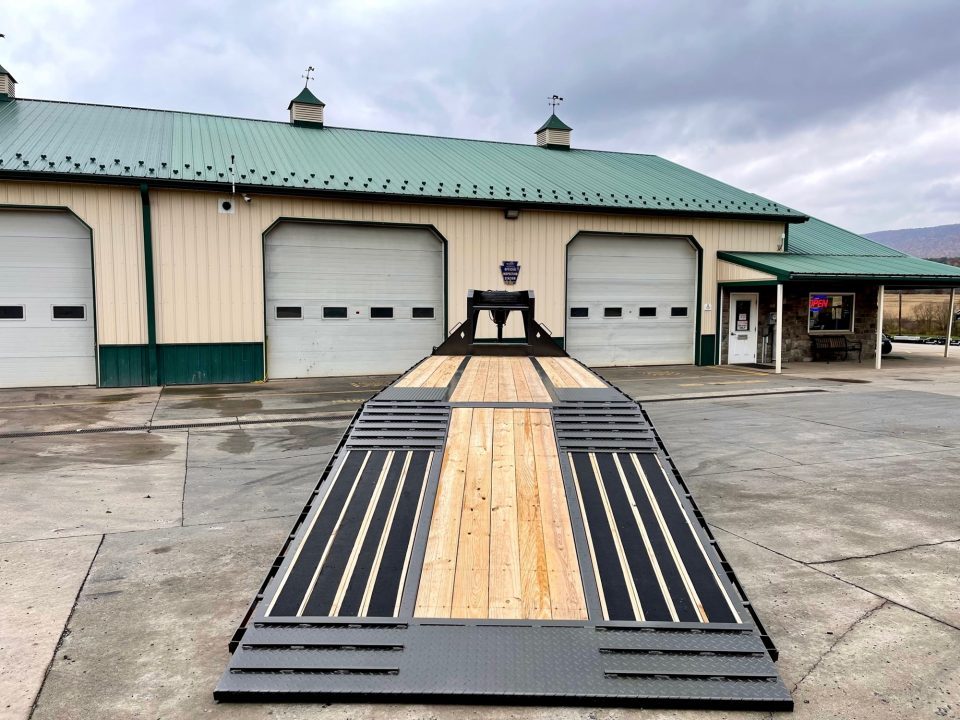 New Diamond C 32' FMAX210 Gooseneck w/Hydraulic Dovetail