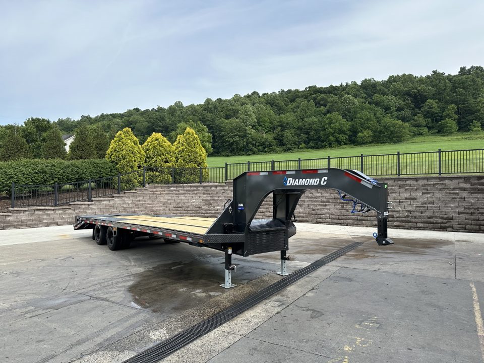 New Diamond C 30' FMAX210 Gooseneck w/Max Ramps