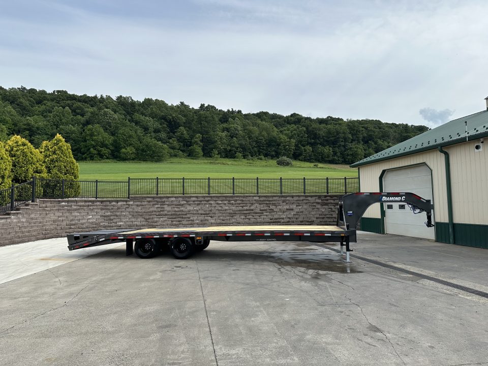 New Diamond C 30' FMAX210 Gooseneck w/Max Ramps