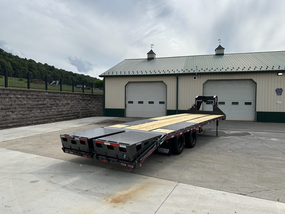 New Diamond C 30' FMAX210 Gooseneck w/Max Ramps