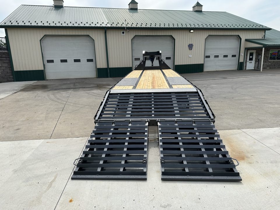 New Diamond C 30' FMAX210 Gooseneck w/Max Ramps