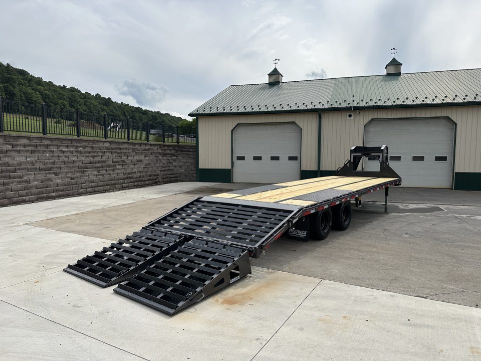 New Diamond C 30' FMAX210 Gooseneck w/Max Ramps