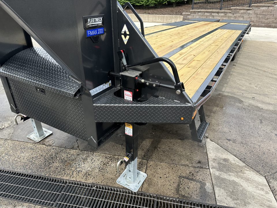 New Diamond C 30' FMAX210 Gooseneck w/Max Ramps