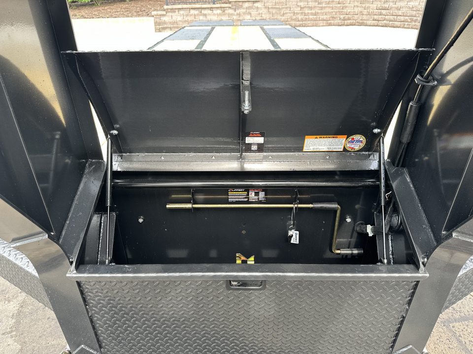 New Diamond C 30' FMAX210 Gooseneck w/Max Ramps