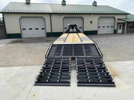 New Diamond C 30' FMAX210 Gooseneck w/Max Ramps