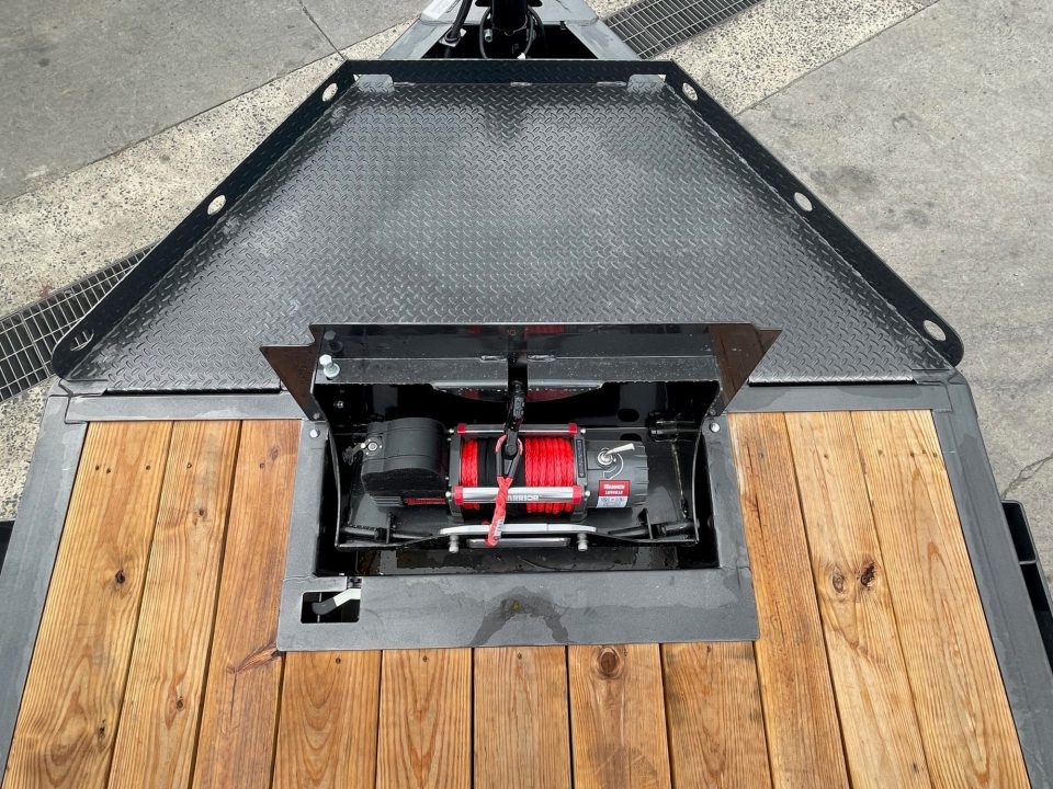 New Diamond C 22' Hydraulic Dampening Tilt (HDT207)