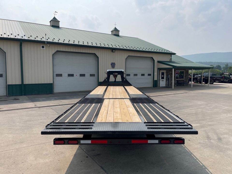 New Diamond C 32' FMAX212 Gooseneck w/Hydraulic Dovetail - Pacesetter Edition