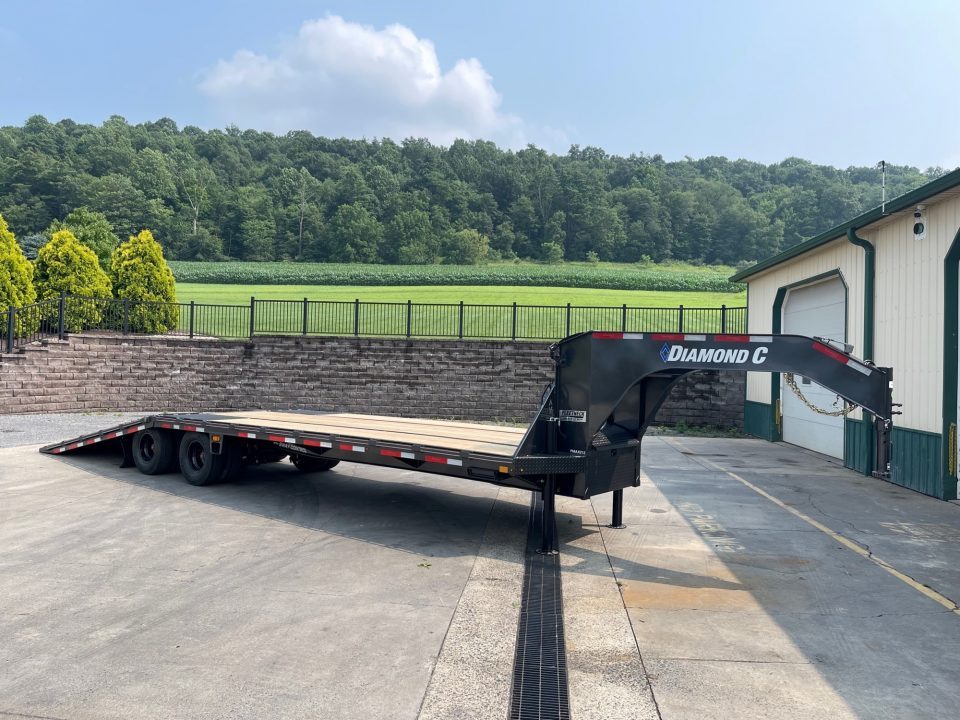 New Diamond C 32' FMAX212 Gooseneck w/Hydraulic Dovetail - Pacesetter Edition