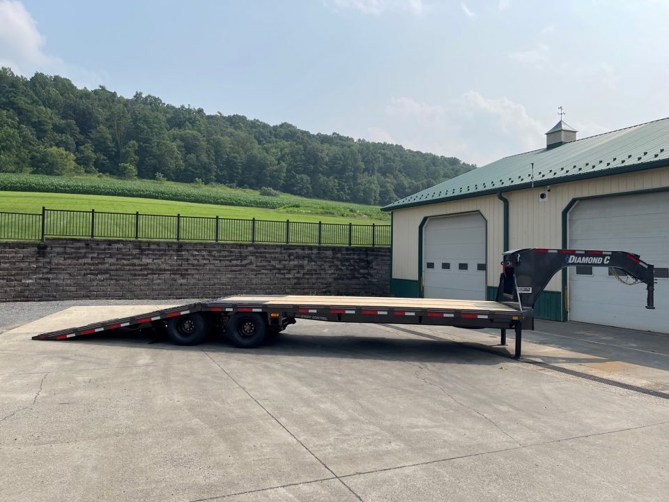 New Diamond C 32' FMAX212 Gooseneck w/Hydraulic Dovetail - Pacesetter Edition