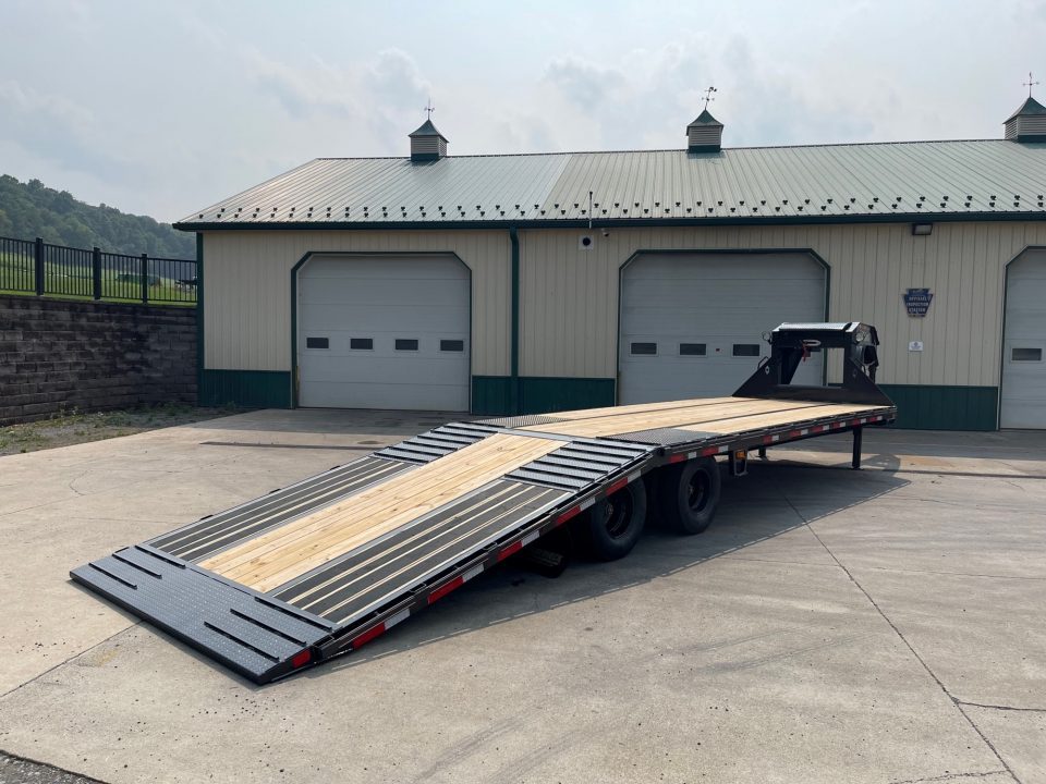 New Diamond C 32' FMAX212 Gooseneck w/Hydraulic Dovetail - Pacesetter Edition