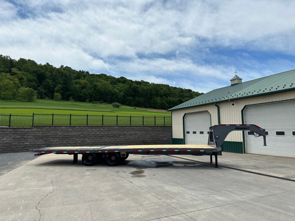 New Diamond C 32' FMAX210 Gooseneck w/Hydraulic Dovetail