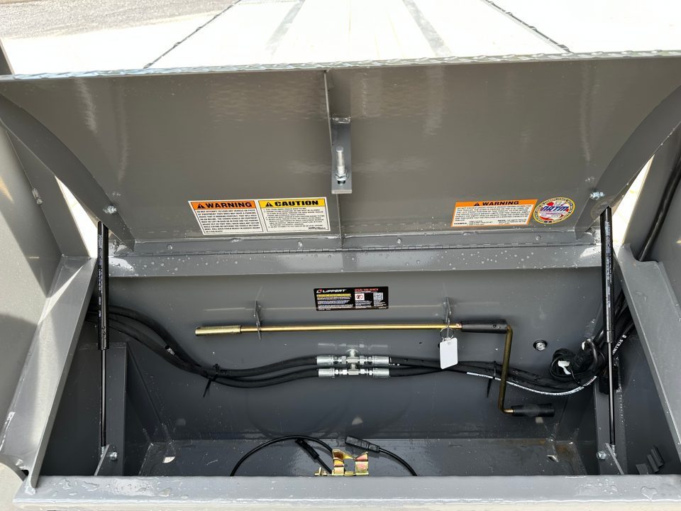 New Diamond C 32' FMAX210 Gooseneck w/Hydraulic Dovetail