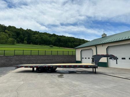 New Diamond C 32' FMAX210 Gooseneck w/Hydraulic Dovetail
