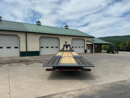 New Diamond C 32' FMAX210 Gooseneck w/Hydraulic Dovetail
