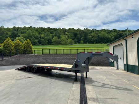 New Diamond C 32' FMAX210 Gooseneck w/Hydraulic Dovetail