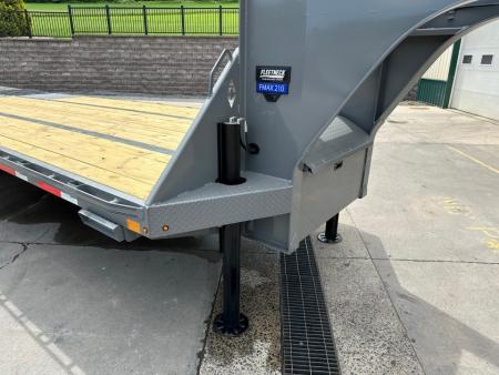 New Diamond C 32' FMAX210 Gooseneck w/Hydraulic Dovetail