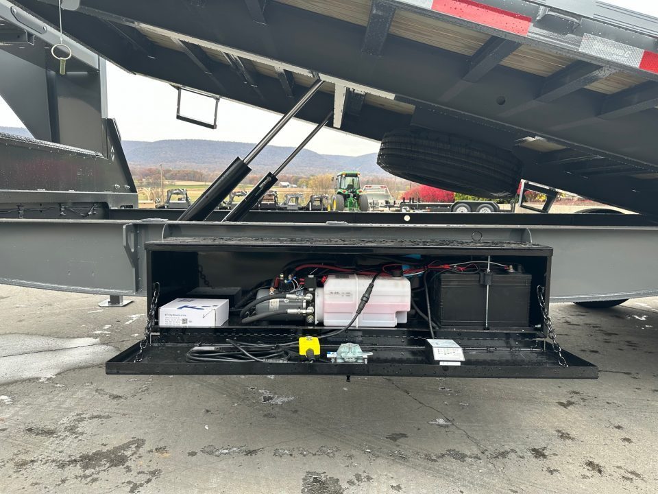 New 2026 Diamond C 24' DET207 Gooseneck Power Tiltdeck