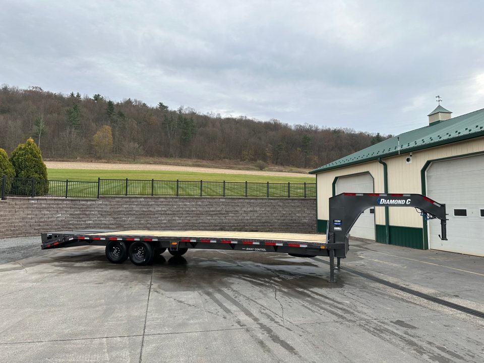 New Diamond C 30' FMAX207 Gooseneck w/Max Ramps