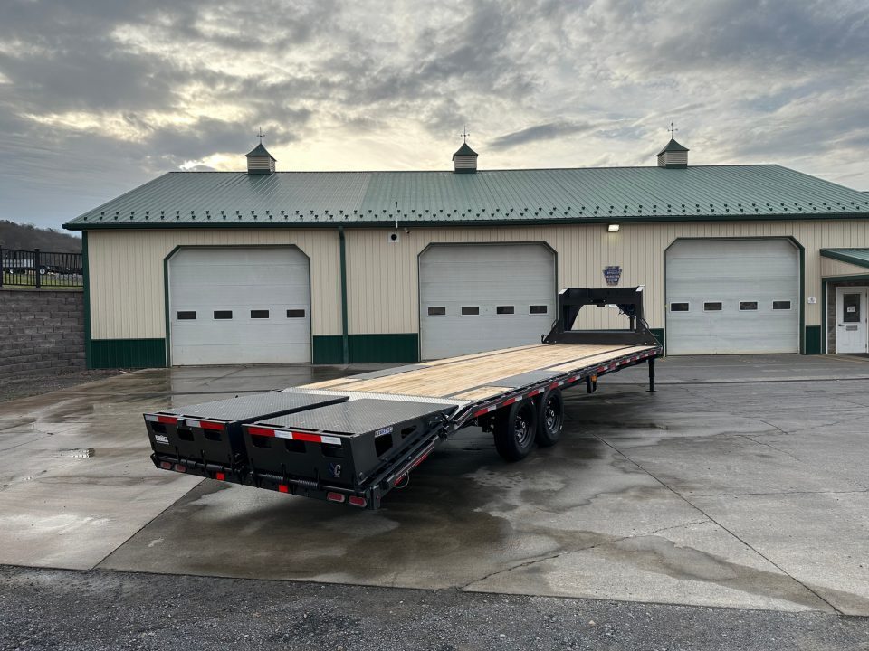 New Diamond C 30' FMAX207 Gooseneck w/Max Ramps