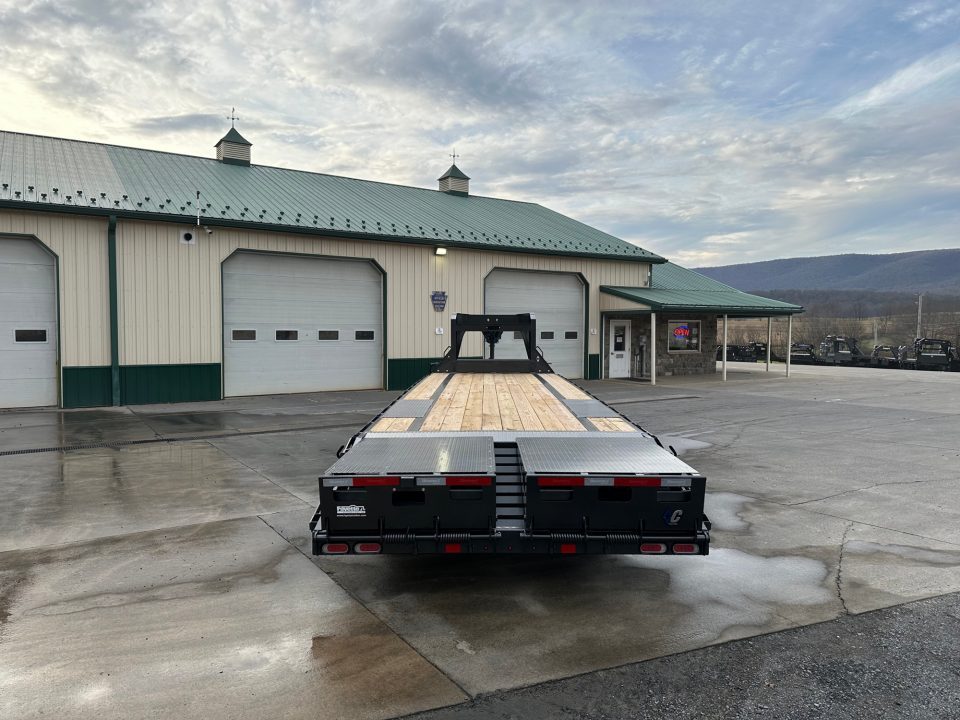 New Diamond C 30' FMAX207 Gooseneck w/Max Ramps