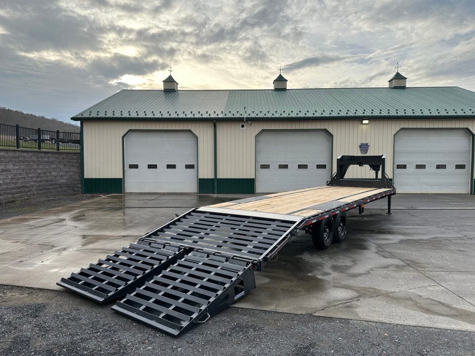New Diamond C 30' FMAX207 Gooseneck w/Max Ramps