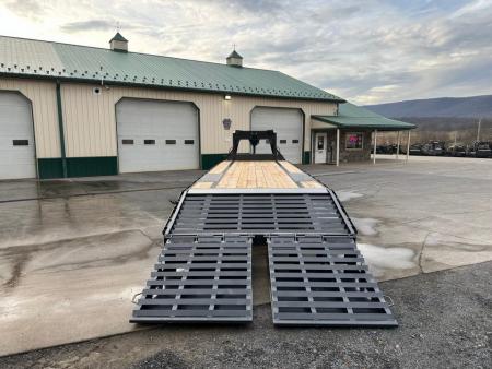 New Diamond C 30' FMAX207 Gooseneck w/Max Ramps