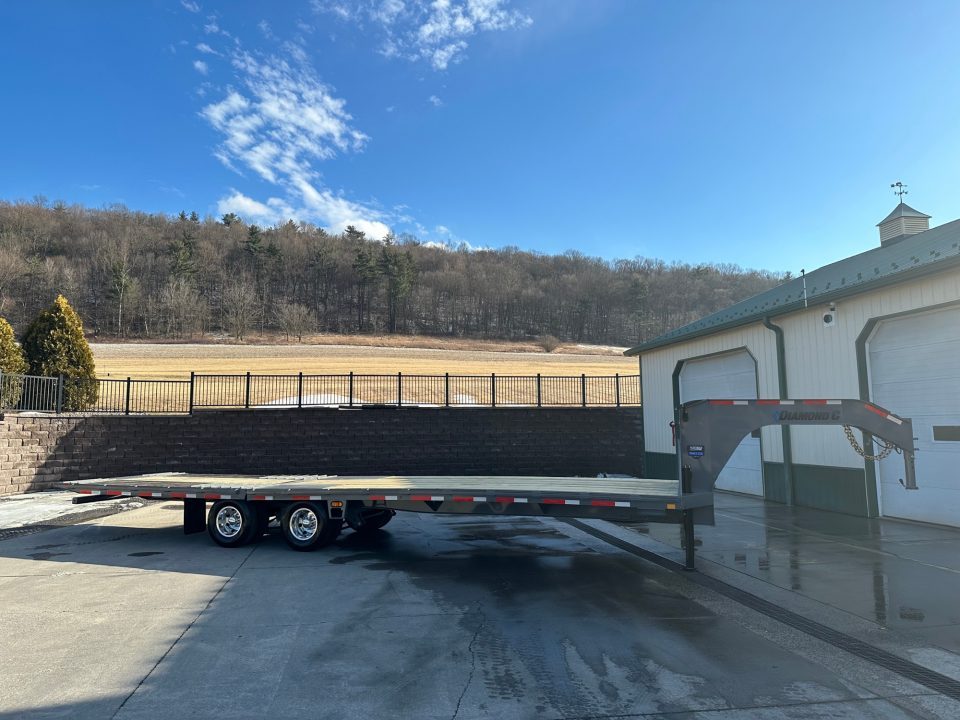 New Diamond C 32' FMAX212 Gooseneck w/Hydraulic Dovetail - Pacesetter Edition