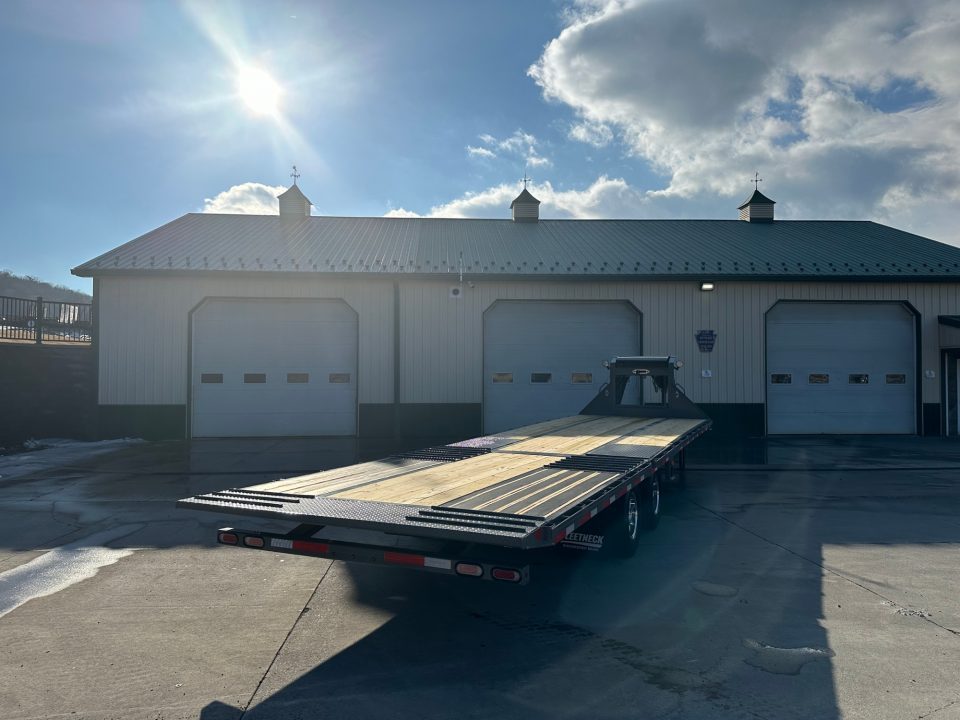 New Diamond C 32' FMAX212 Gooseneck w/Hydraulic Dovetail - Pacesetter Edition