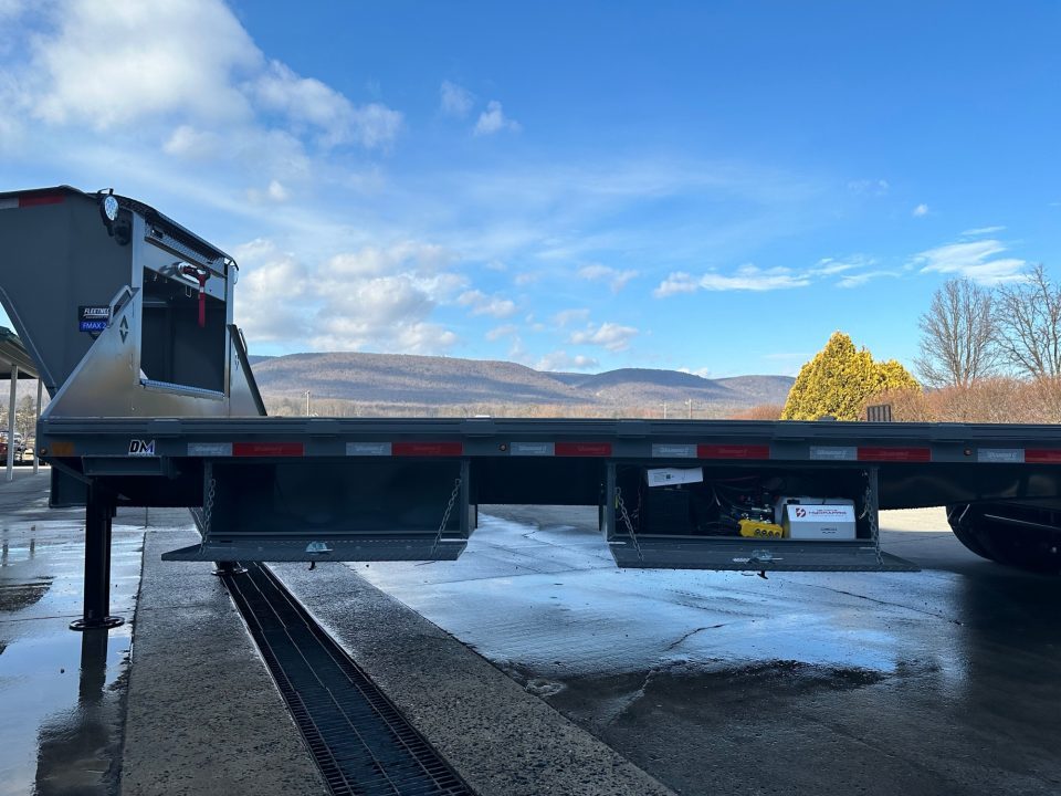New Diamond C 32' FMAX212 Gooseneck w/Hydraulic Dovetail - Pacesetter Edition