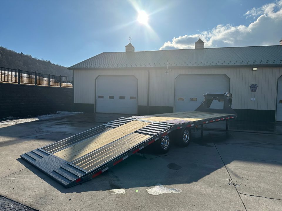 New Diamond C 32' FMAX212 Gooseneck w/Hydraulic Dovetail - Pacesetter Edition