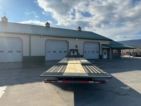 New Diamond C 32' FMAX212 Gooseneck w/Hydraulic Dovetail - Pacesetter Edition