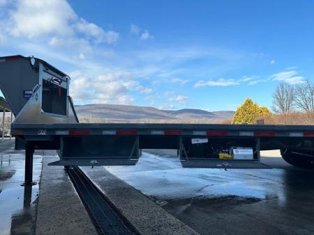 New Diamond C 32' FMAX212 Gooseneck w/Hydraulic Dovetail - Pacesetter Edition