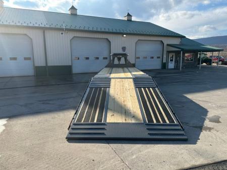 New Diamond C 32' FMAX212 Gooseneck w/Hydraulic Dovetail - Pacesetter Edition