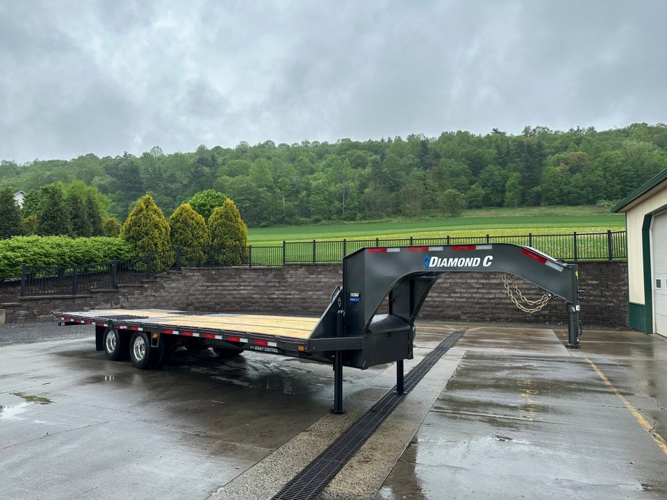 New Diamond C 30' FMAX212 Gooseneck w/Hydraulic Dovetail