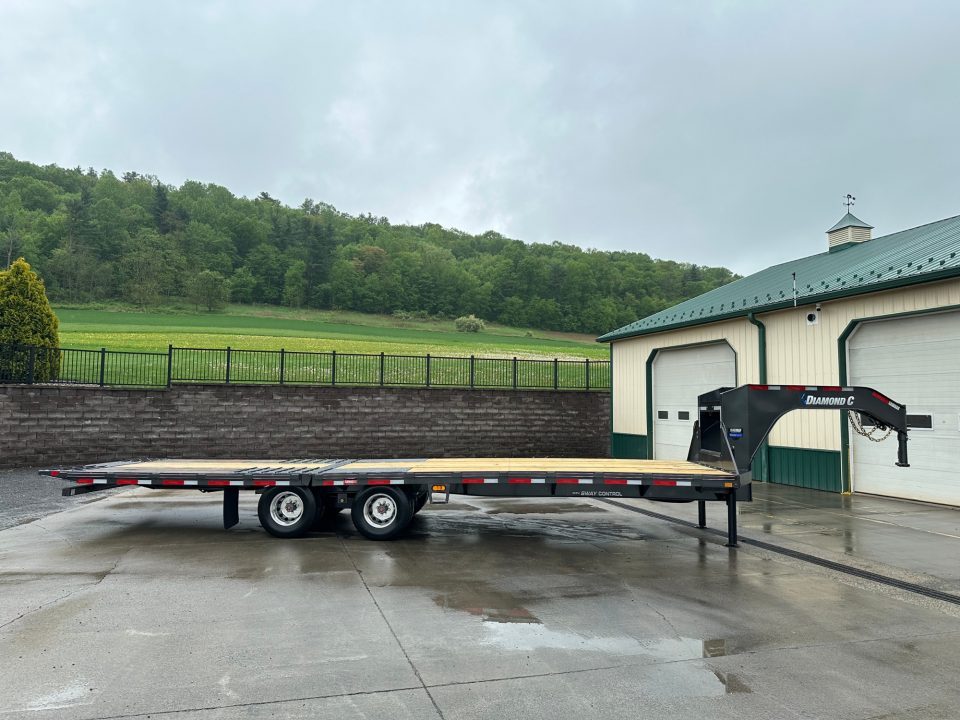 New Diamond C 30' FMAX212 Gooseneck w/Hydraulic Dovetail