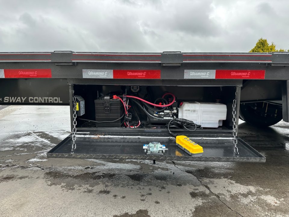 New Diamond C 30' FMAX212 Gooseneck w/Hydraulic Dovetail
