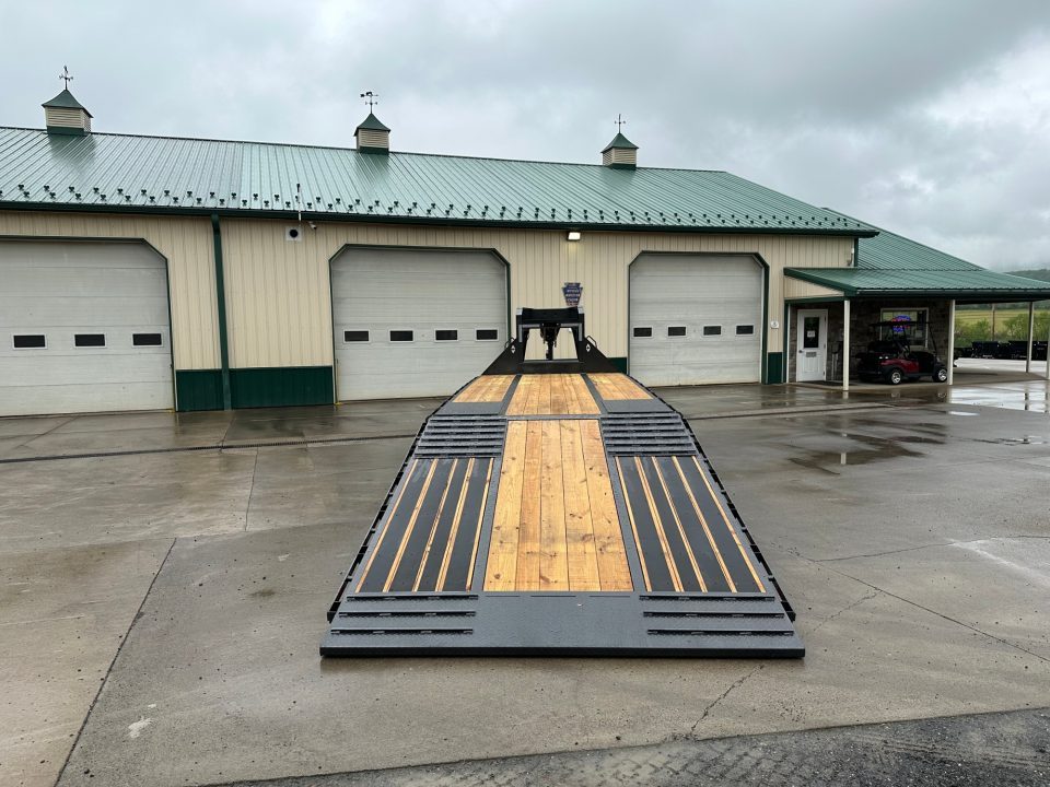 New Diamond C 30' FMAX212 Gooseneck w/Hydraulic Dovetail