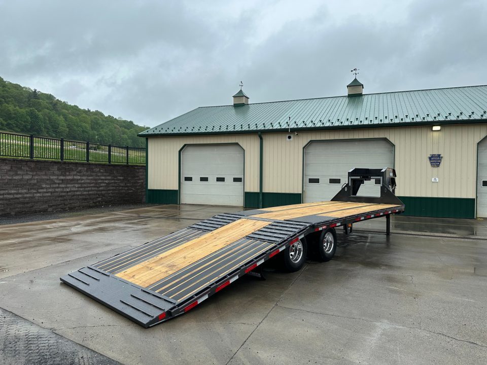 New Diamond C 30' FMAX212 Gooseneck w/Hydraulic Dovetail