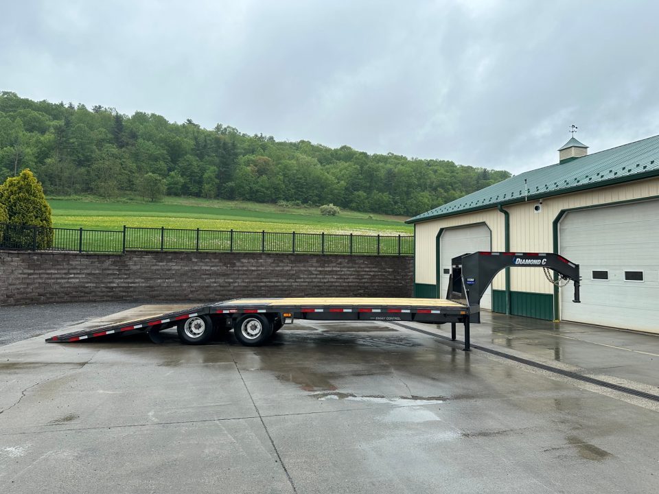 New Diamond C 30' FMAX212 Gooseneck w/Hydraulic Dovetail