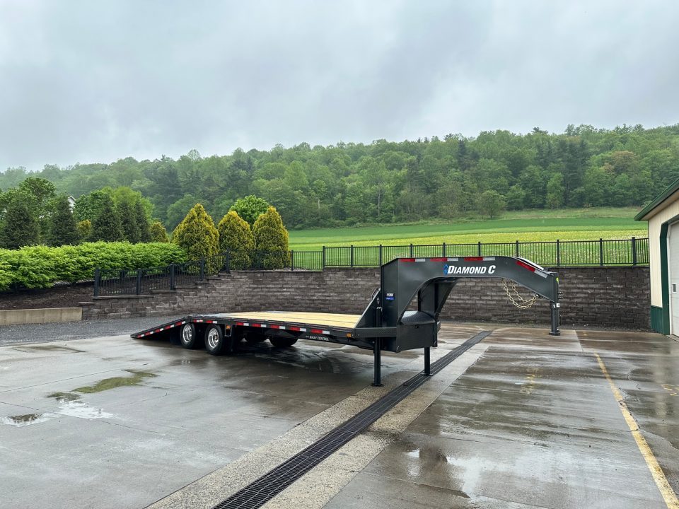 New Diamond C 30' FMAX212 Gooseneck w/Hydraulic Dovetail