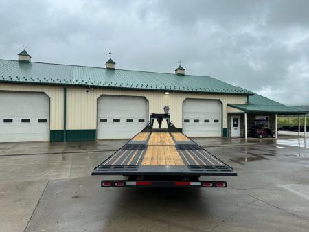 New Diamond C 30' FMAX212 Gooseneck w/Hydraulic Dovetail